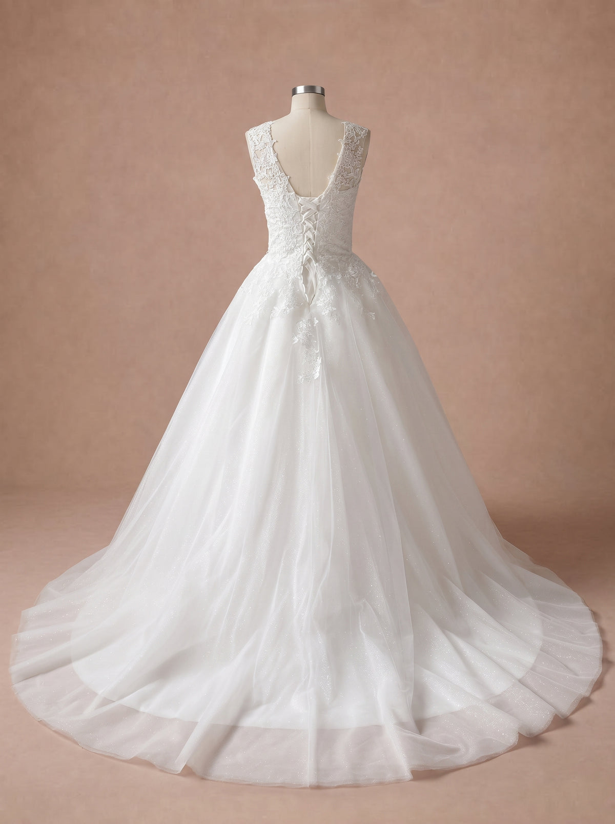 Robe de mariée princesse dos nu en dentelle — Mannequin — dos entier