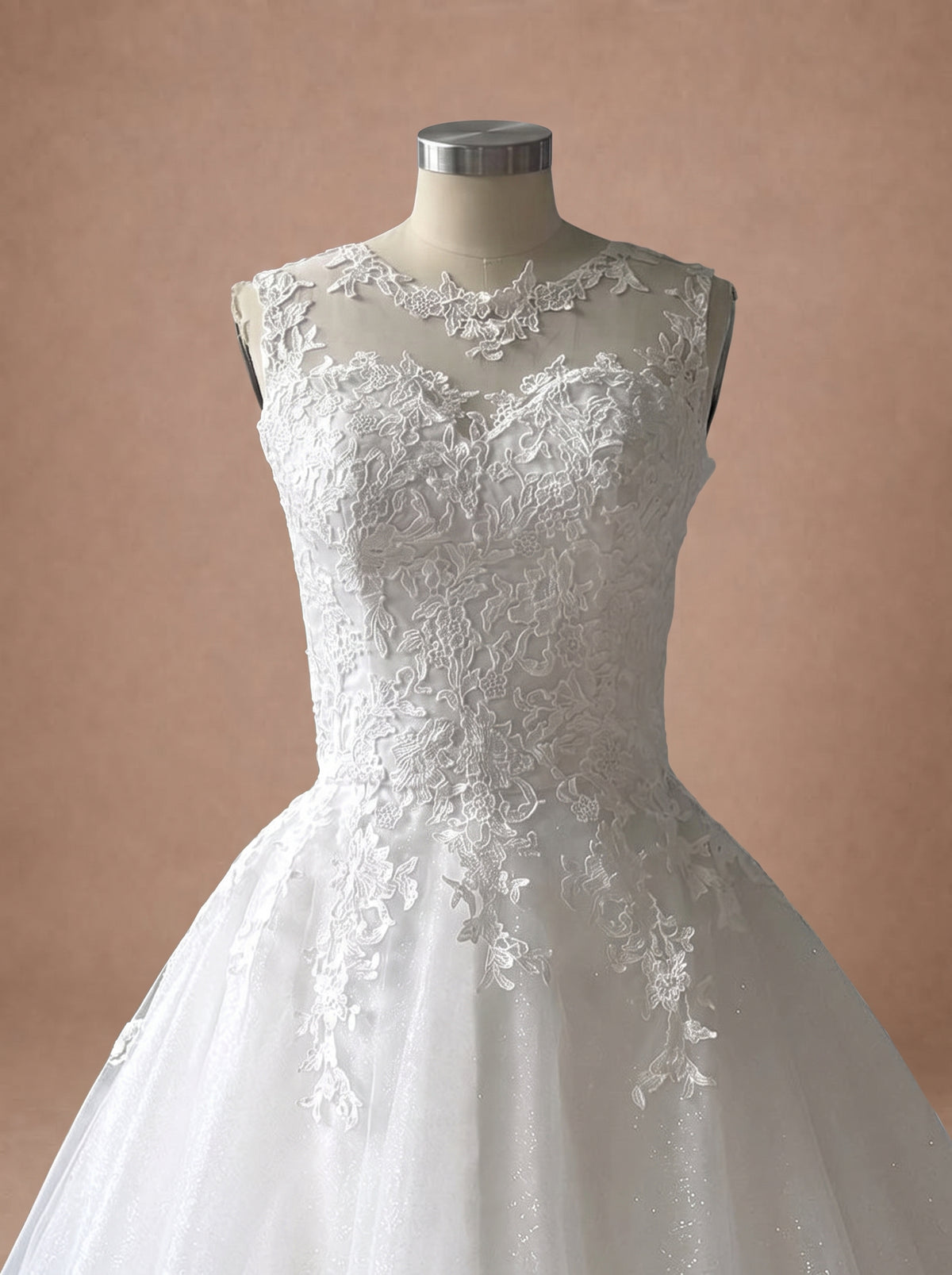 Robe de mariée princesse dos nu en dentelle — Mannequin — détail buste