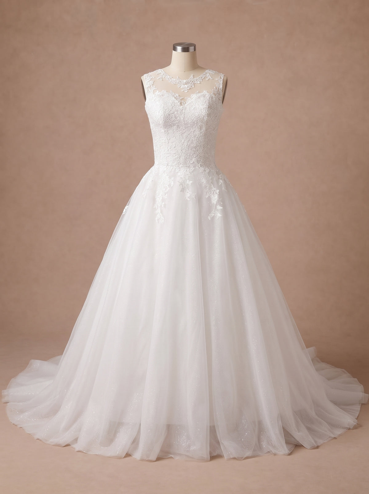 Robe de mariée princesse dos nu en dentelle — Mannequin — face entière