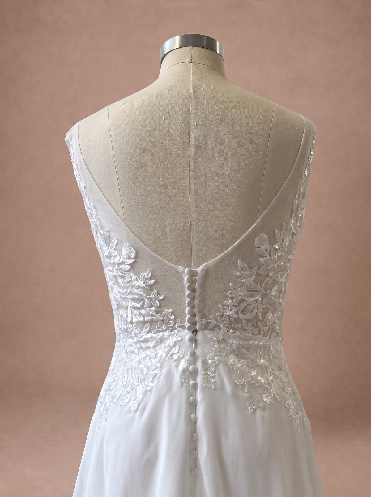 Robe de mariée dos nu simple en dentelle — Mannequin — détail dos