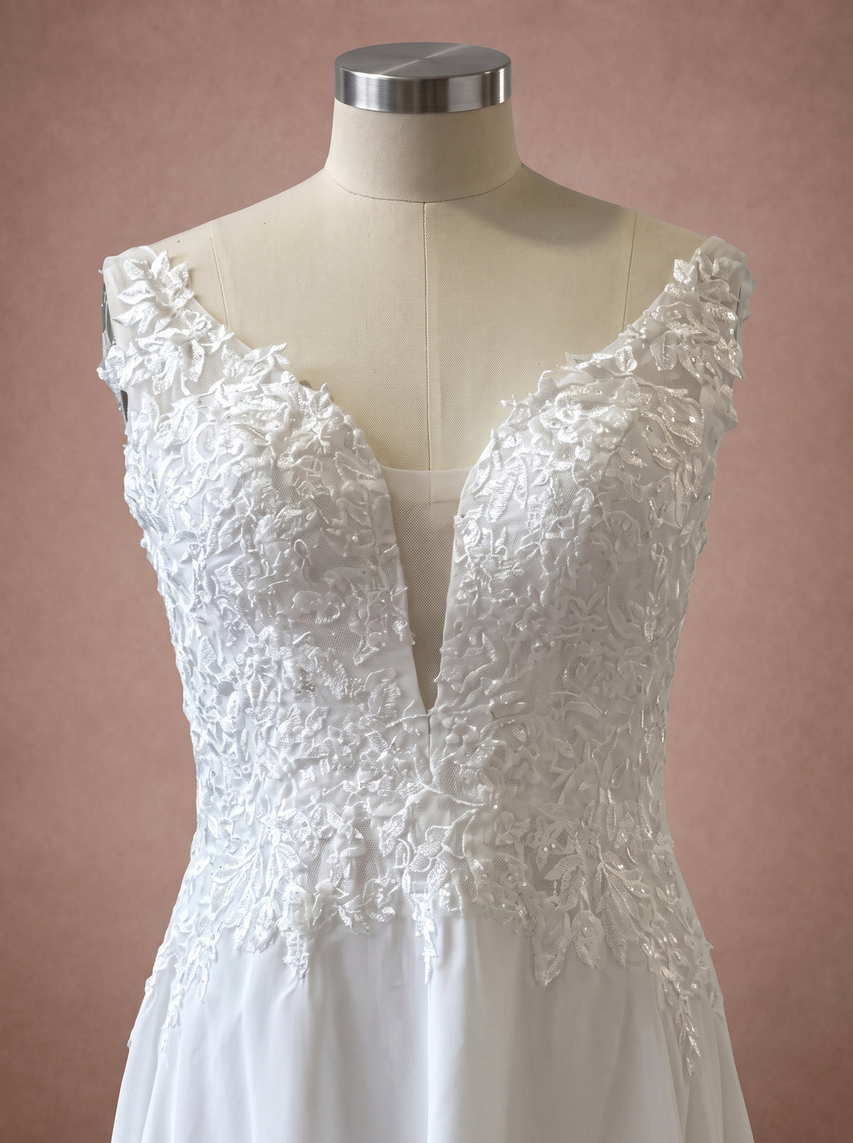 Robe de mariée dos nu simple en dentelle — Mannequin — détail buste