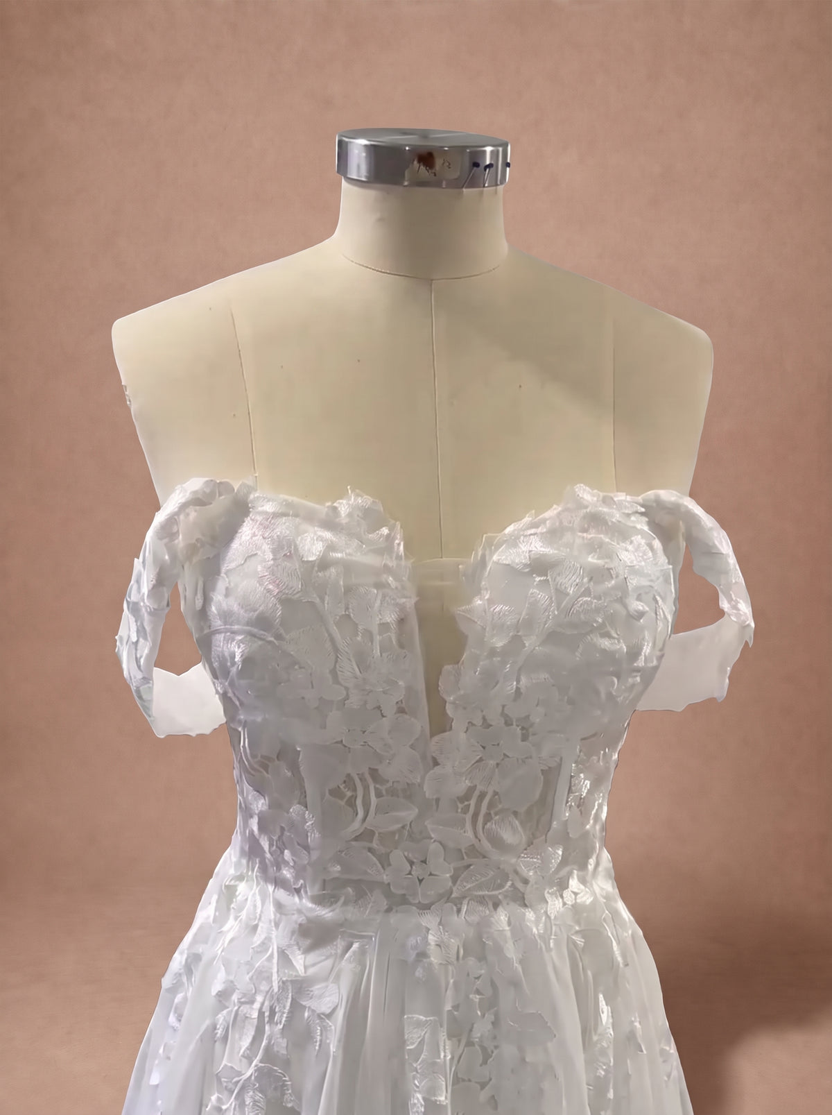 Robe de mariée bustier en dentelle à jupe fluide — Mannequin — détail buste