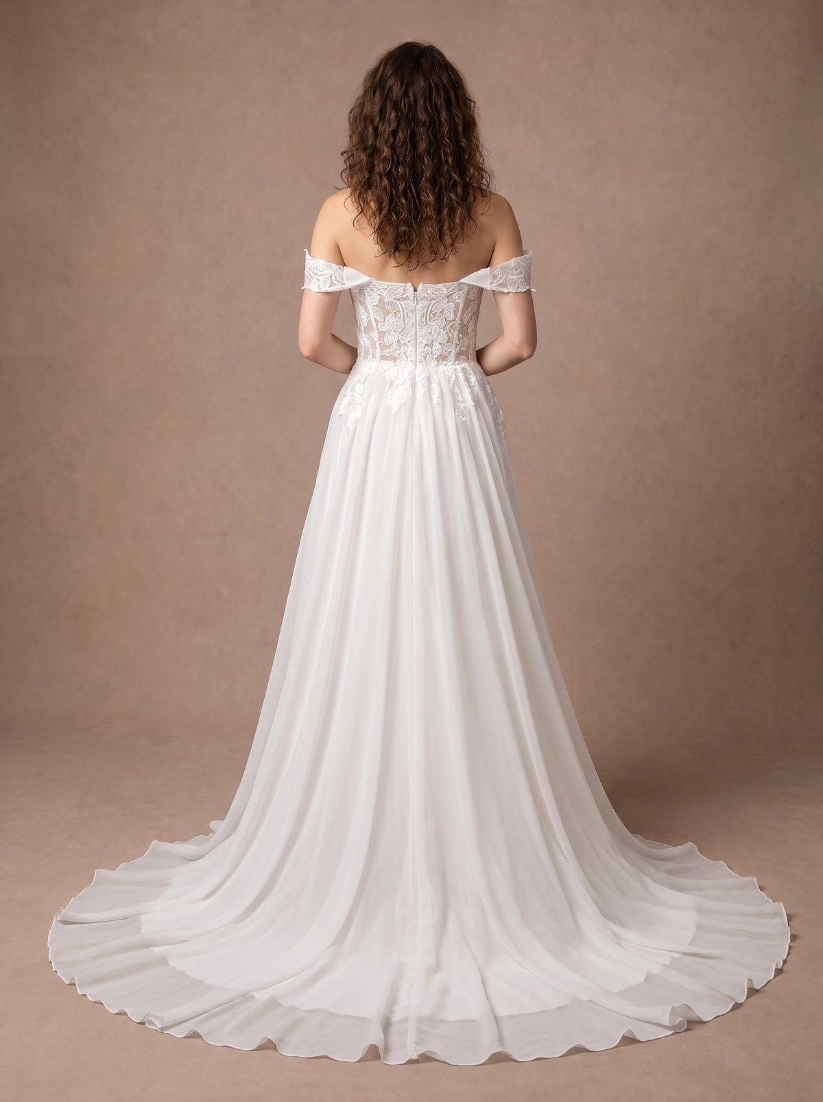 Robe de mariée bustier en dentelle à jupe fluide — Modèle — dos