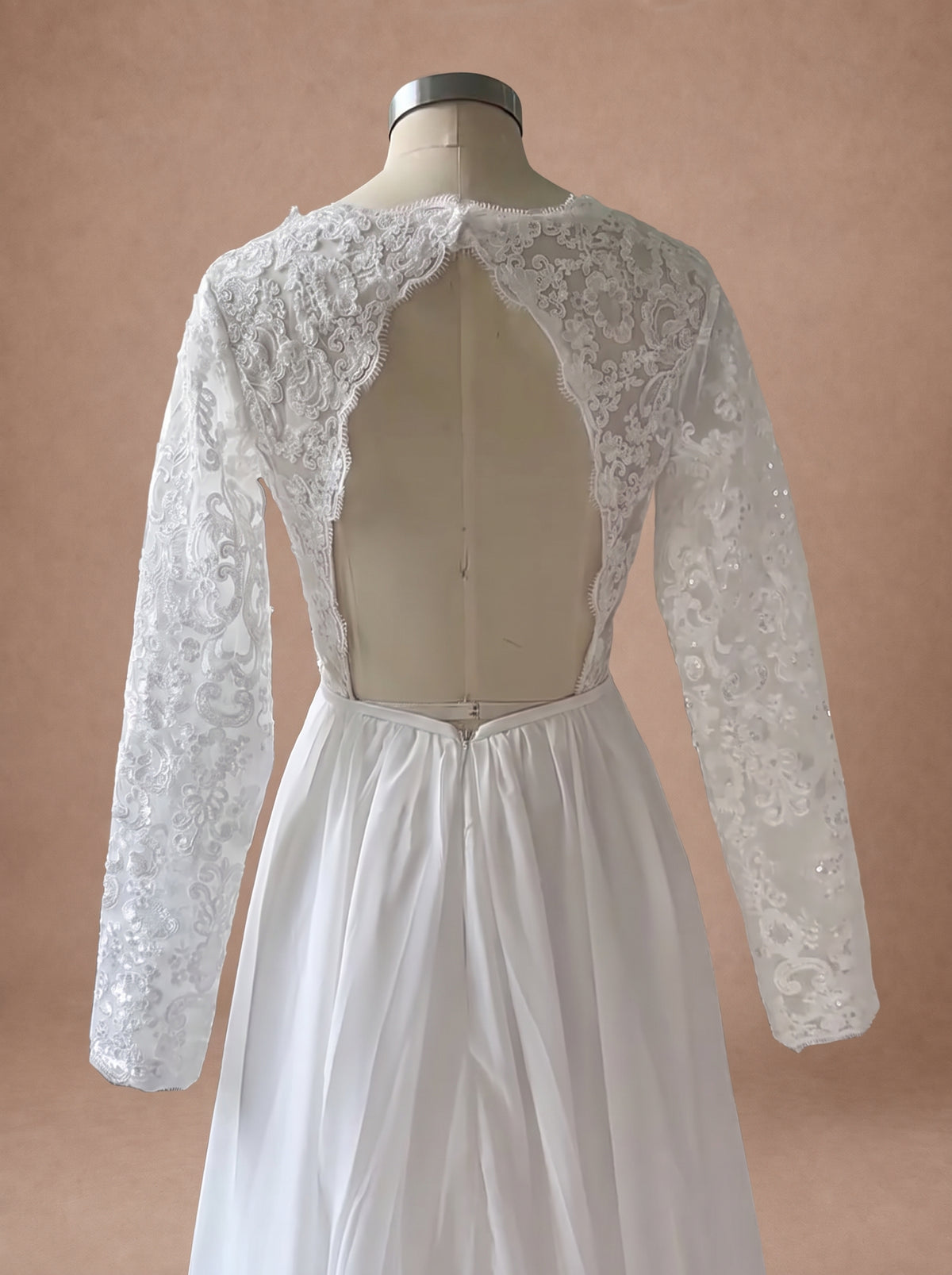 Robe de mariée droite en dentelle — Mannequin — détail dos