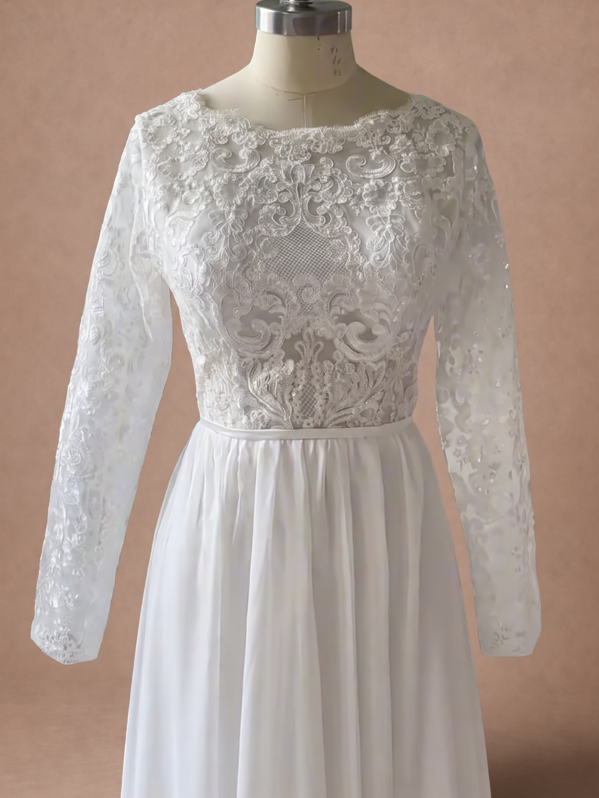 Robe de mariée droite en dentelle — Mannequin — détail buste