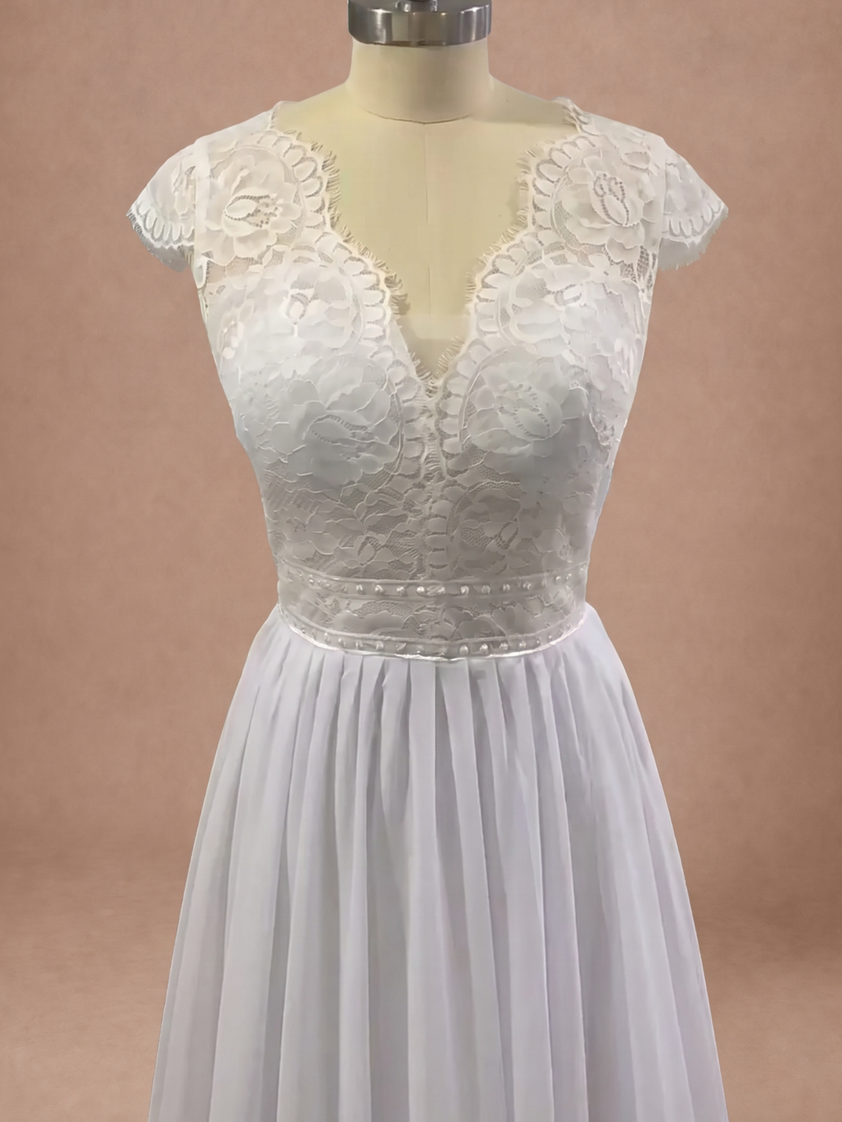Robe de mariée droite et fluide — Mannequin — détail buste