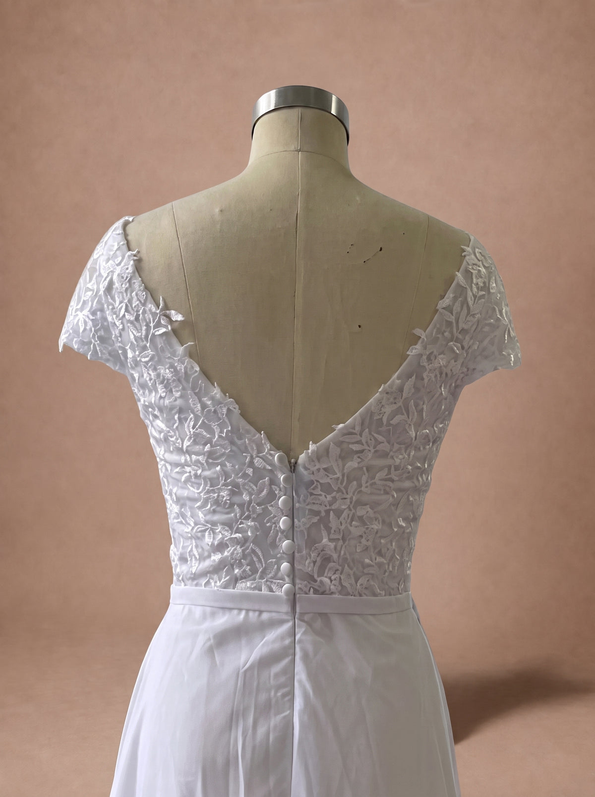Robe de mariée droite simple à décolleté en V — Mannequin — détail dos