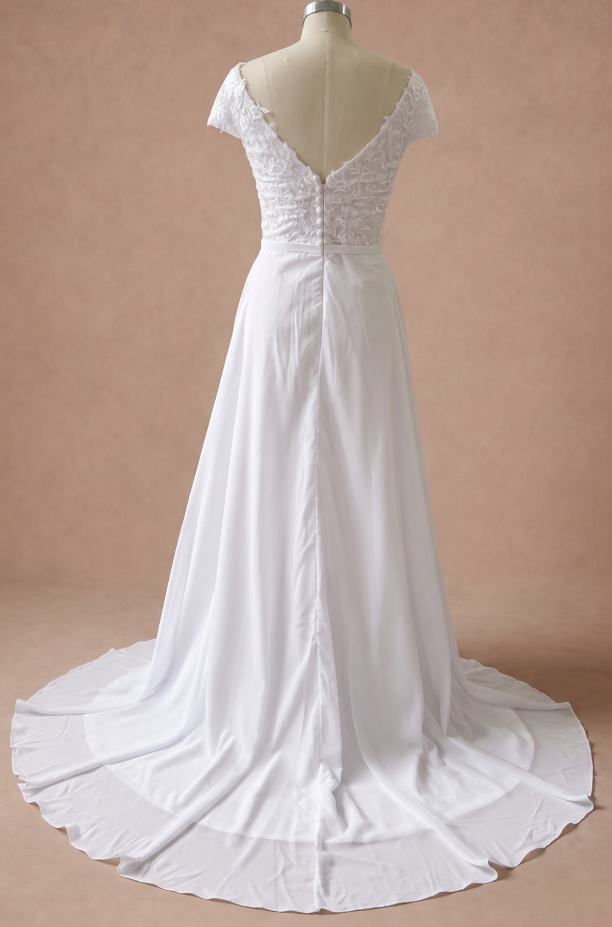 Robe de mariée droite simple à décolleté en V — Mannequin — dos entier