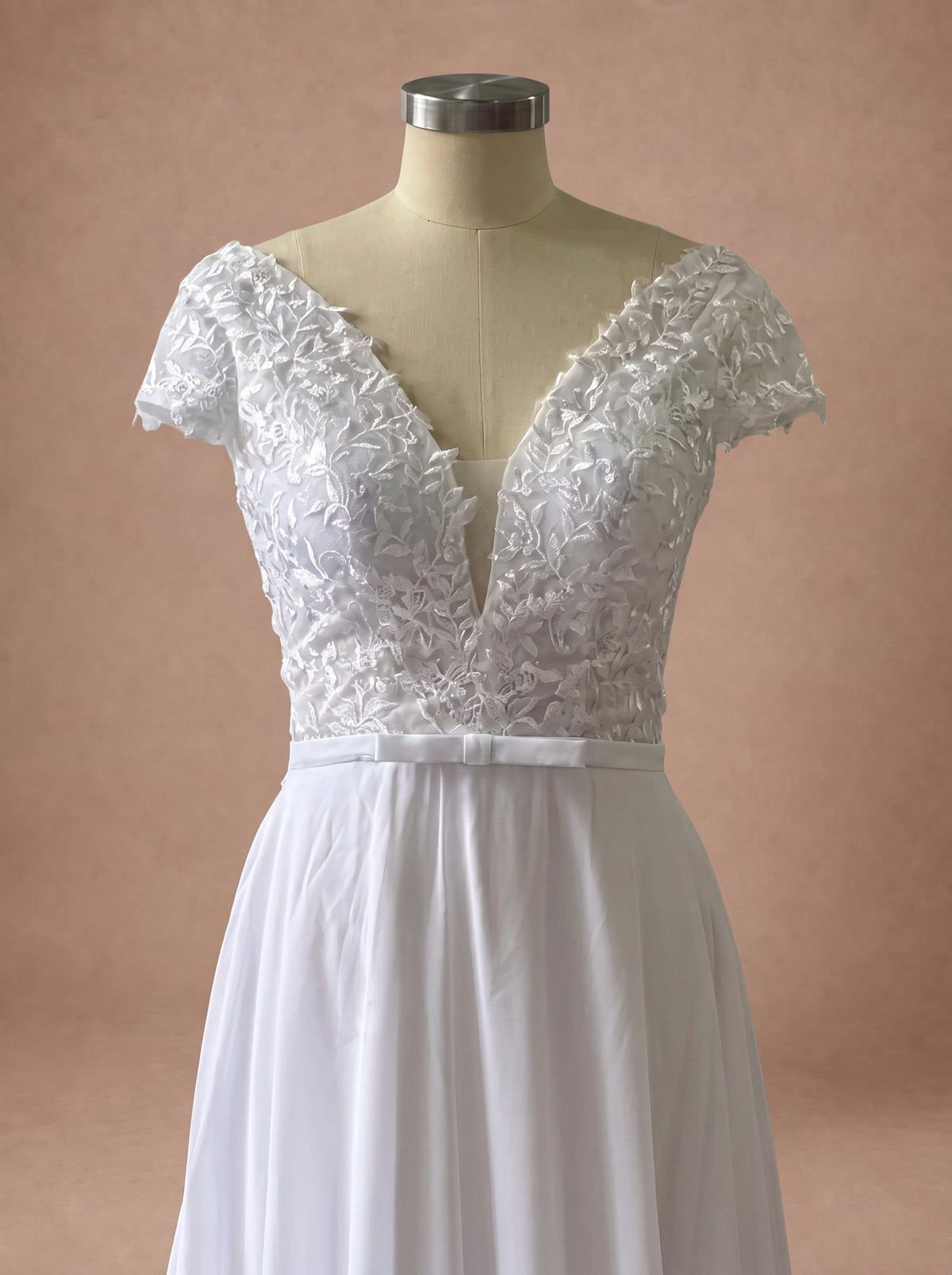 Robe de mariée droite simple à décolleté en V — Mannequin — détail buste