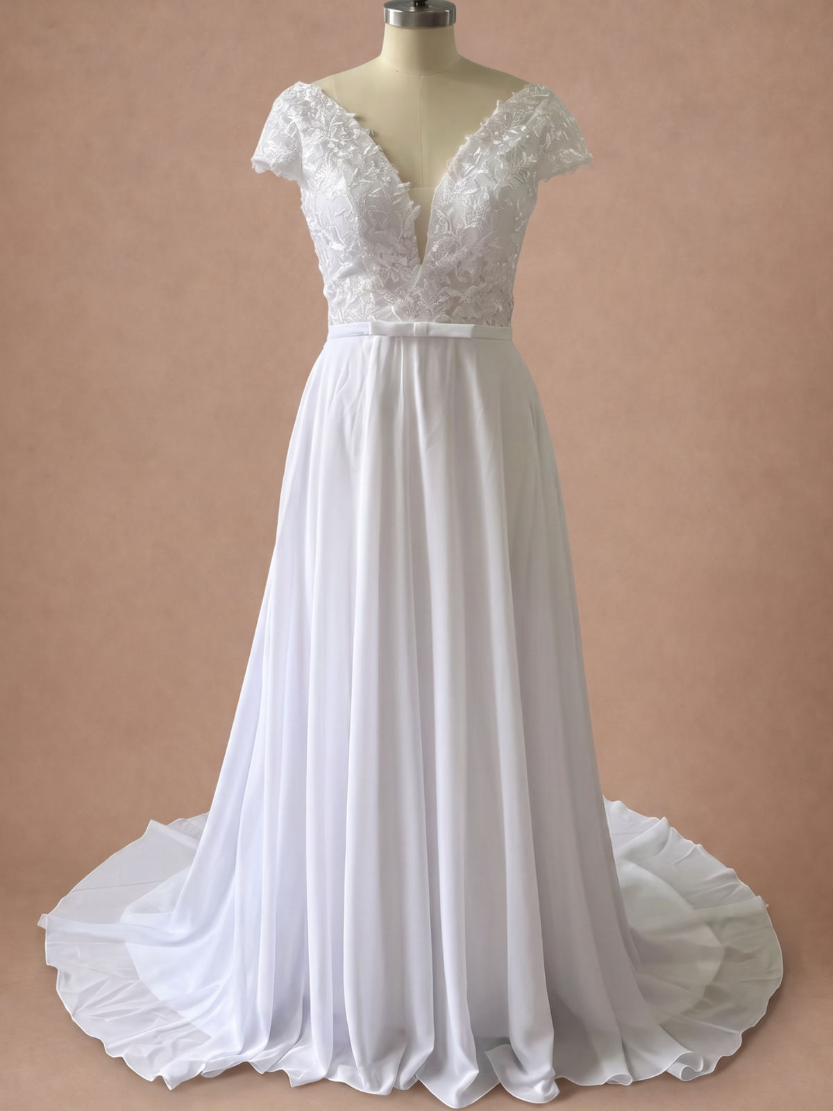 Robe de mariée droite simple à décolleté en V — Mannequin — face entière