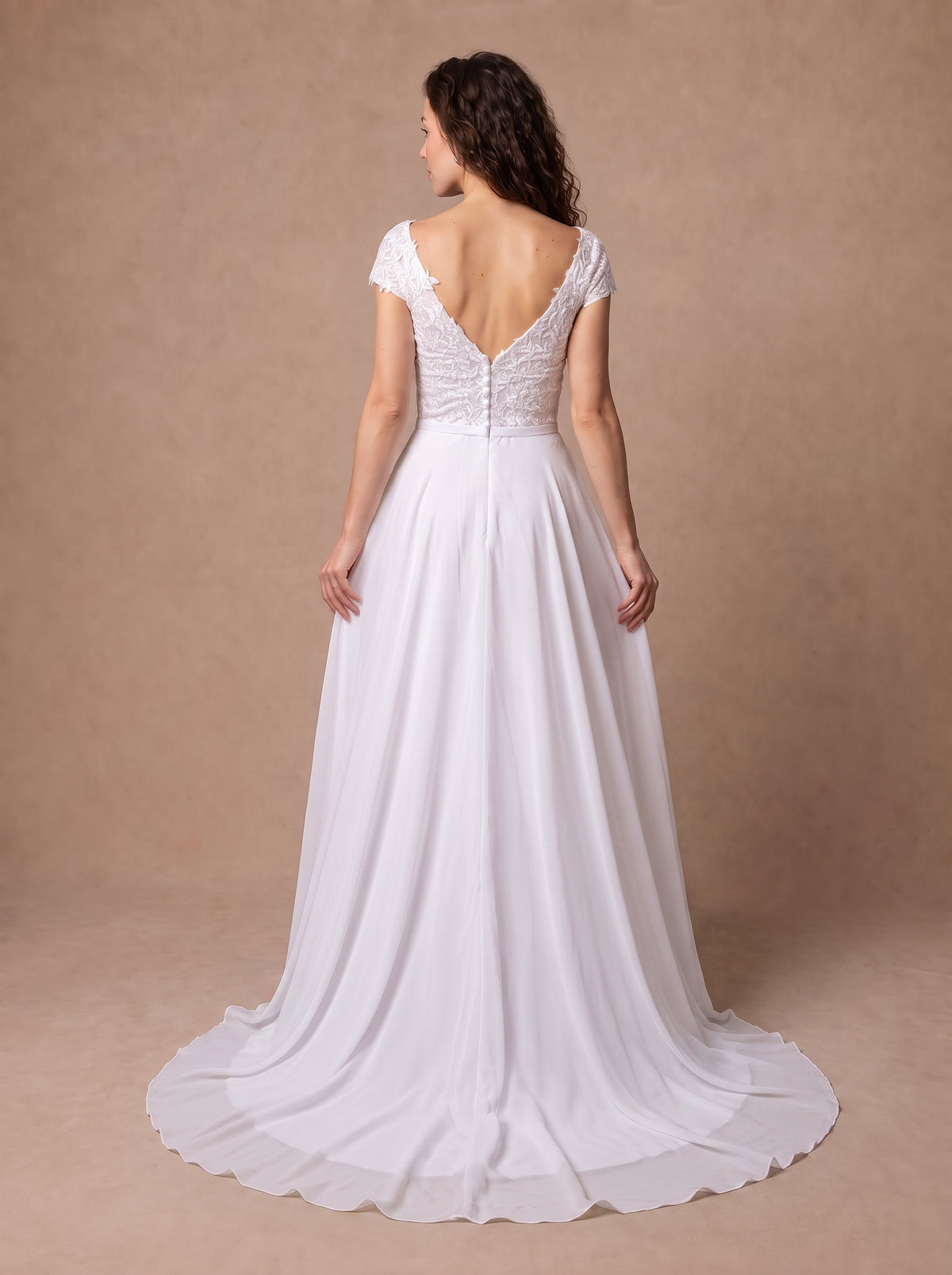 Robe de mariée droite simple à décolleté en V — Modèle — dos