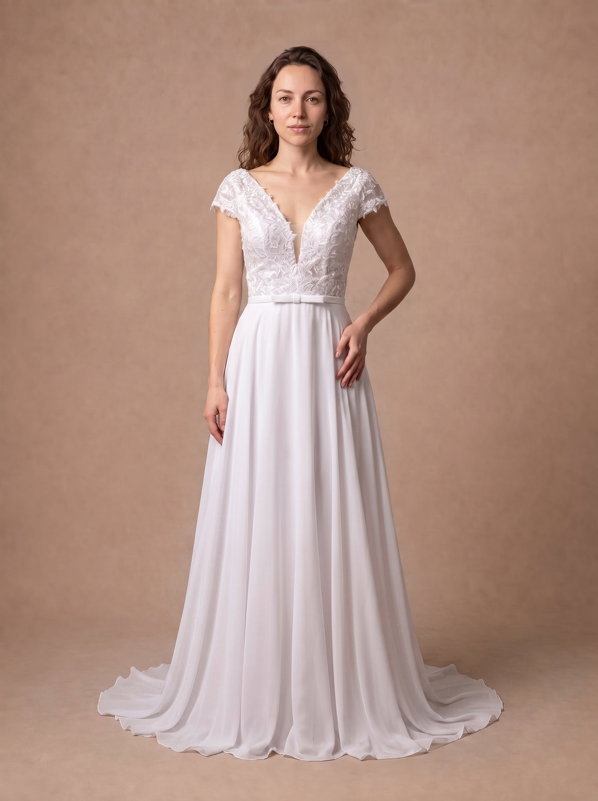 Robe de mariée droite simple à décolleté en V — Modèle — face