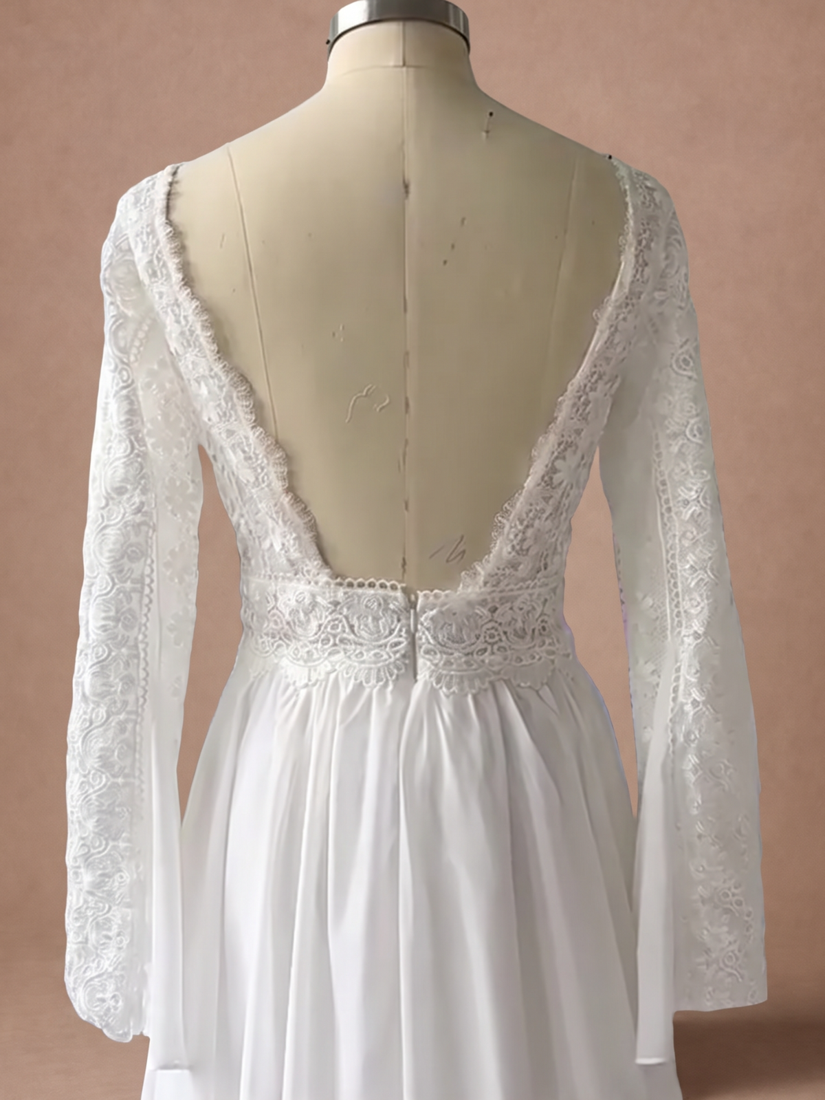 Robe de mariée droite longue en dentelle à manches longues — Mannequin — détail dos