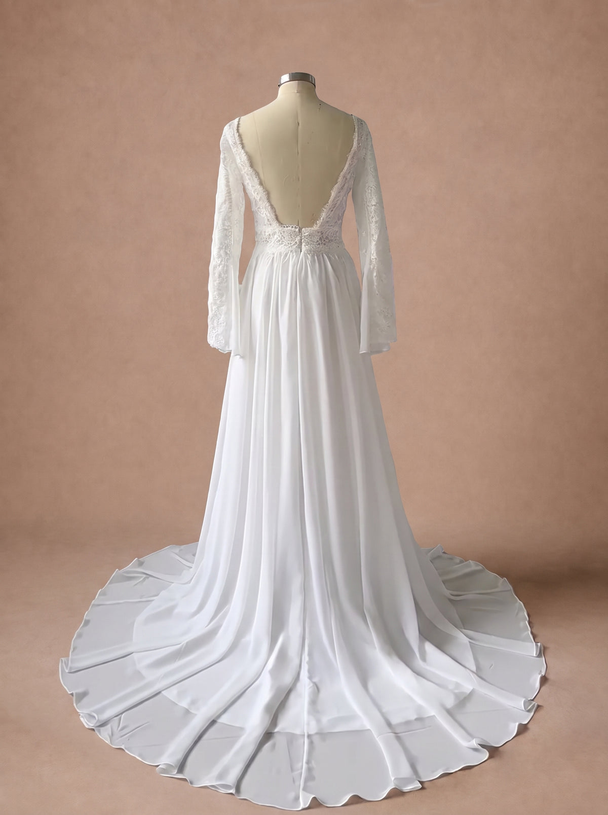 Robe de mariée droite longue en dentelle à manches longues — Mannequin — dos entier