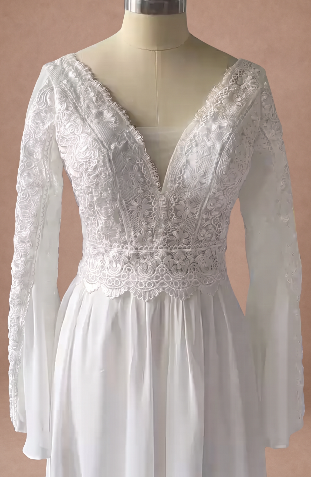 Robe de mariée droite longue en dentelle à manches longues — Mannequin — détail buste
