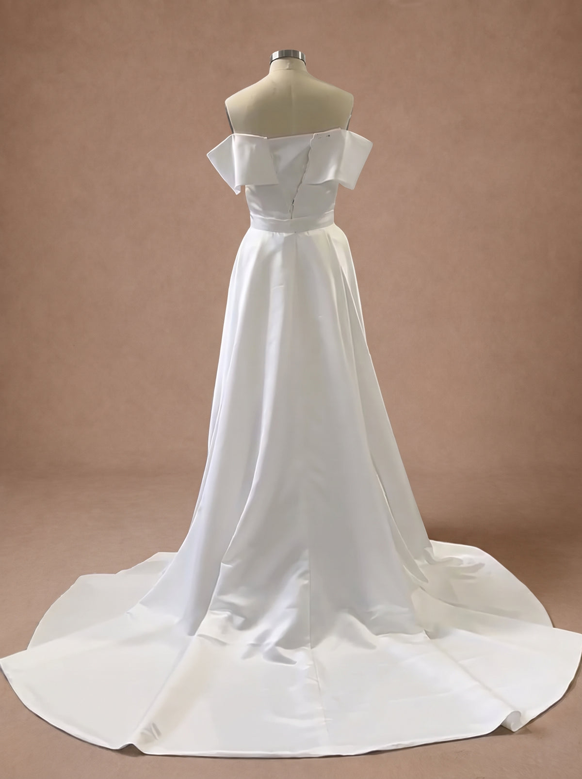 Robe de mariée droite courte en satin à traîne amovible — Mannequin — dos entier