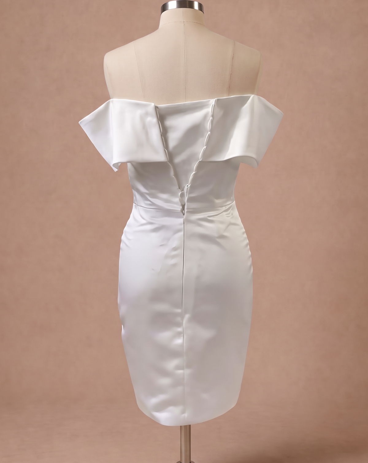 Robe de mariée droite courte en satin à traîne amovible — Sans traîne — Mannequin dos
