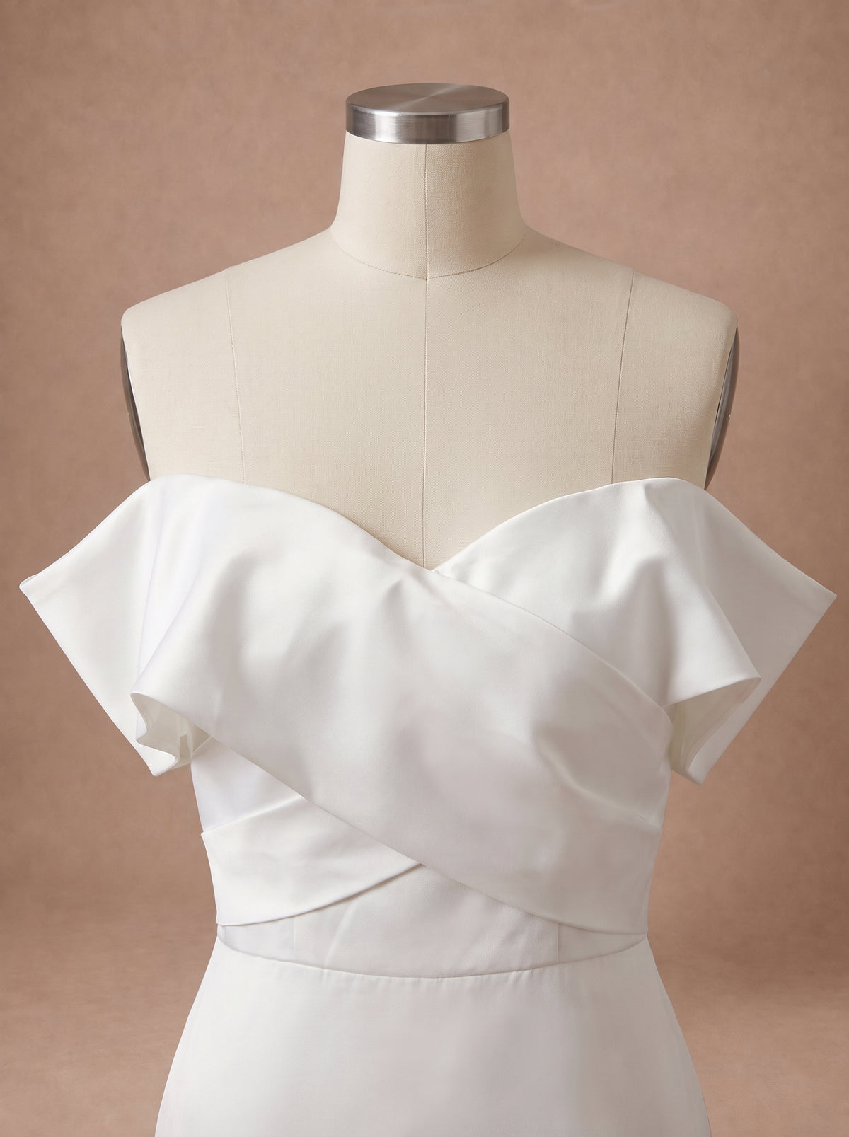 Robe de mariée droite courte en satin à traîne amovible — Mannequin — détail buste