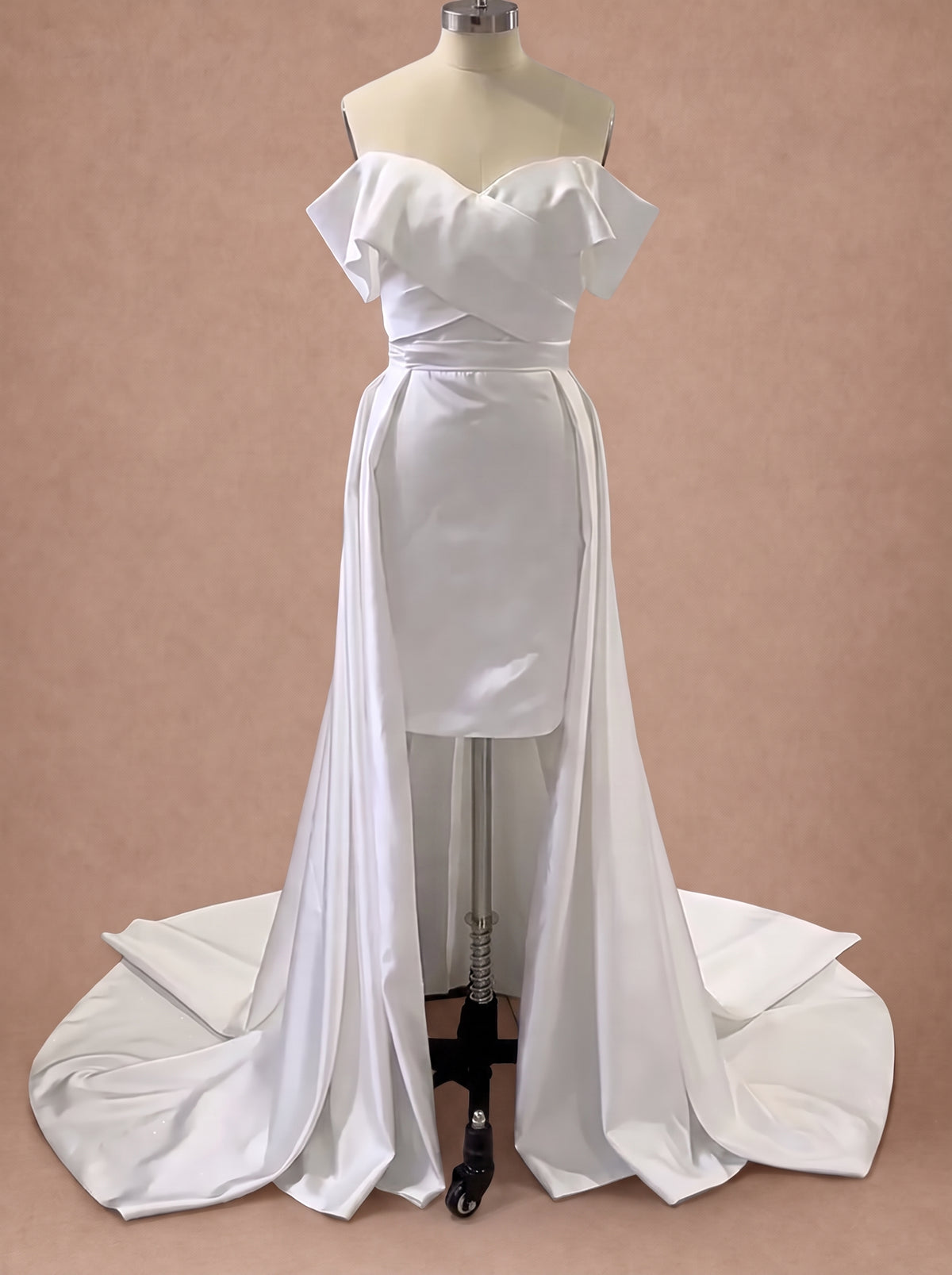 Robe de mariée droite courte en satin à traîne amovible — Mannequin — face entière