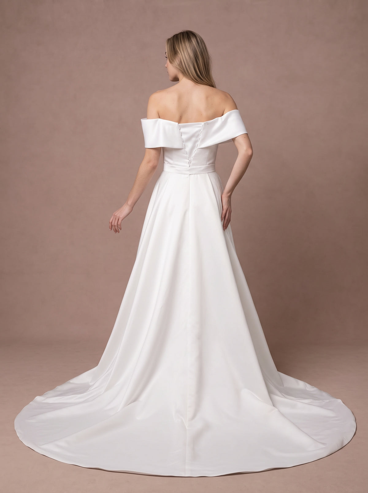 Robe de mariée droite courte en satin à traîne amovible — Modèle — dos