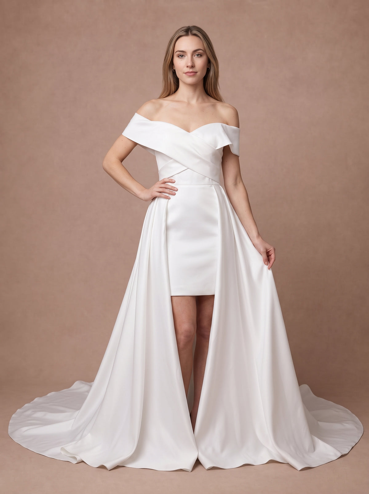 Robe de mariée droite courte en satin à traîne amovible — Modèle — face