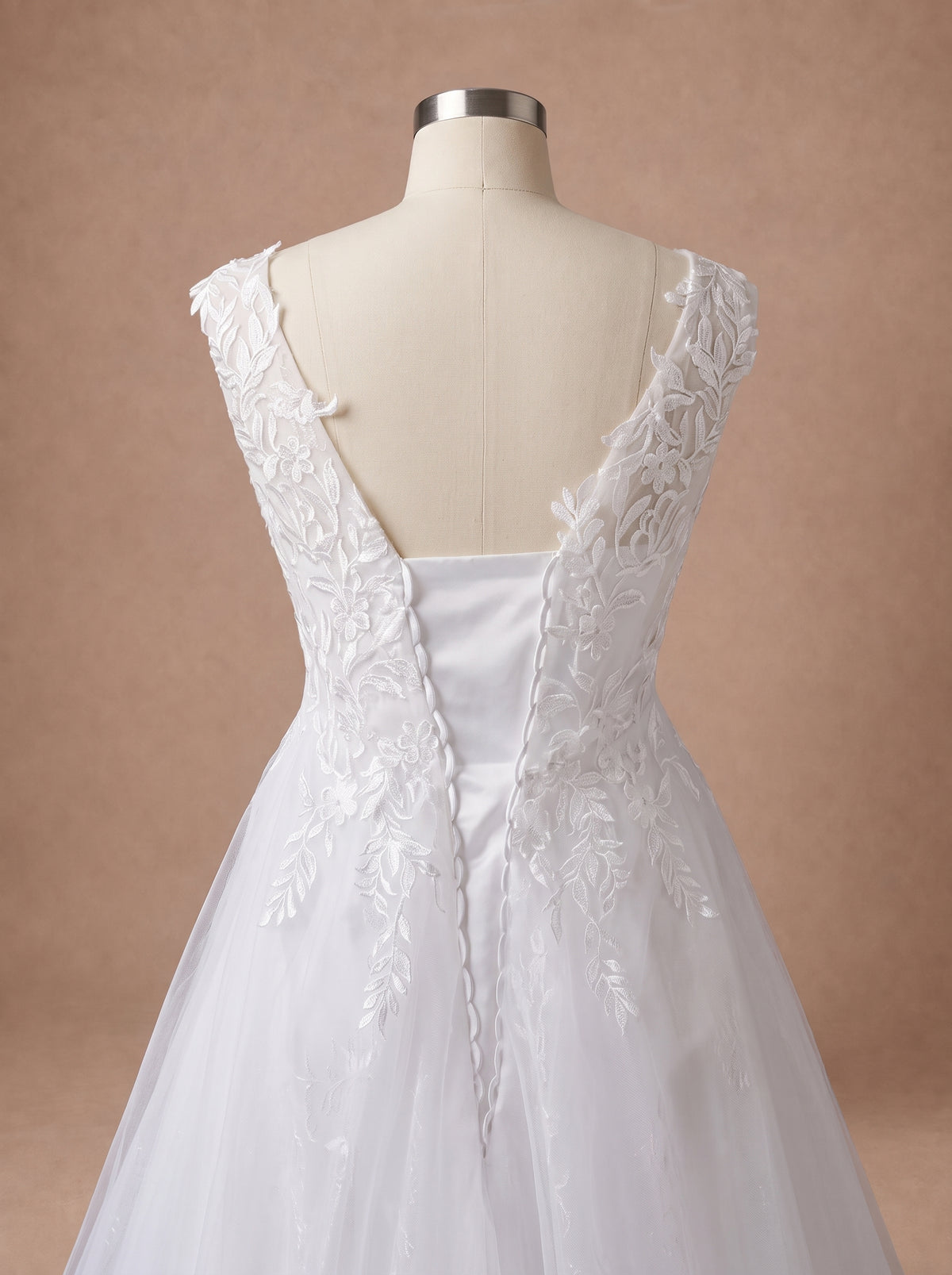 Robe de mariée empire blanche pour femme enceinte à décolleté V — Mannequin — détail dos