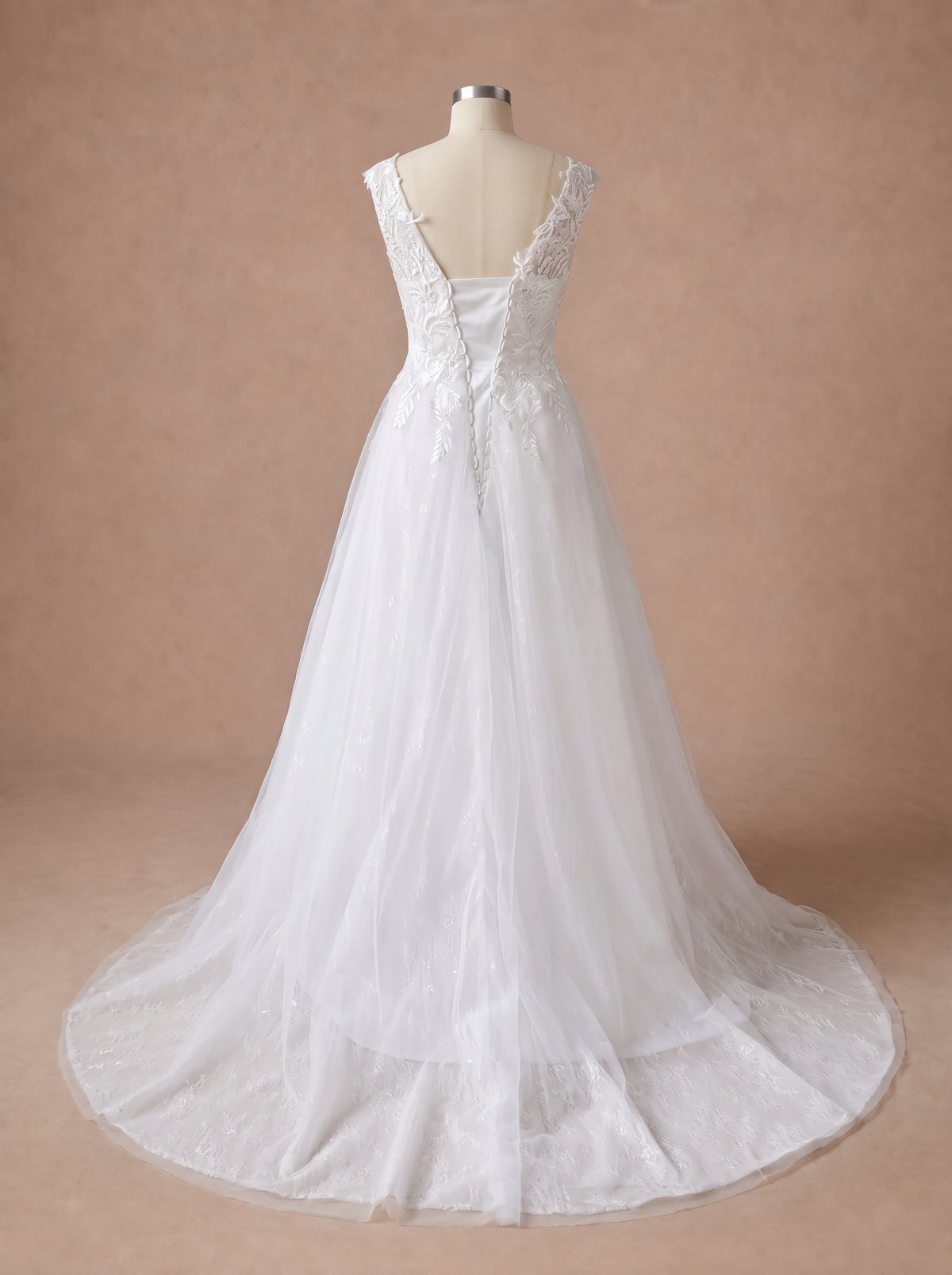 Robe de mariée empire blanche pour femme enceinte à décolleté V — Mannequin — dos entier