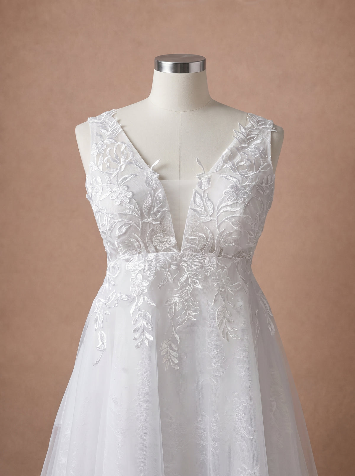 Robe de mariée empire blanche pour femme enceinte à décolleté V — Mannequin — détail buste