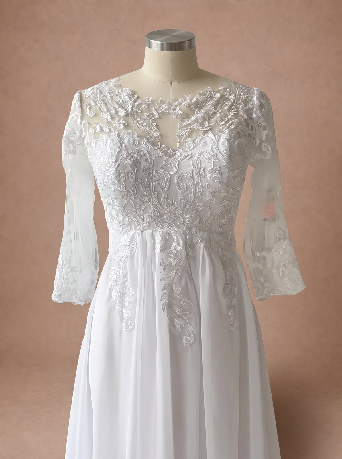 Robe de mariée empire en mousseline et dentelle à manches 3/4 — Mannequin — détail buste