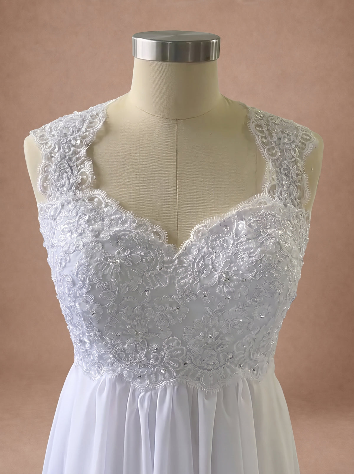 Robe de mariée empire grossesse en mousseline et dentelle — Mannequin — détail buste