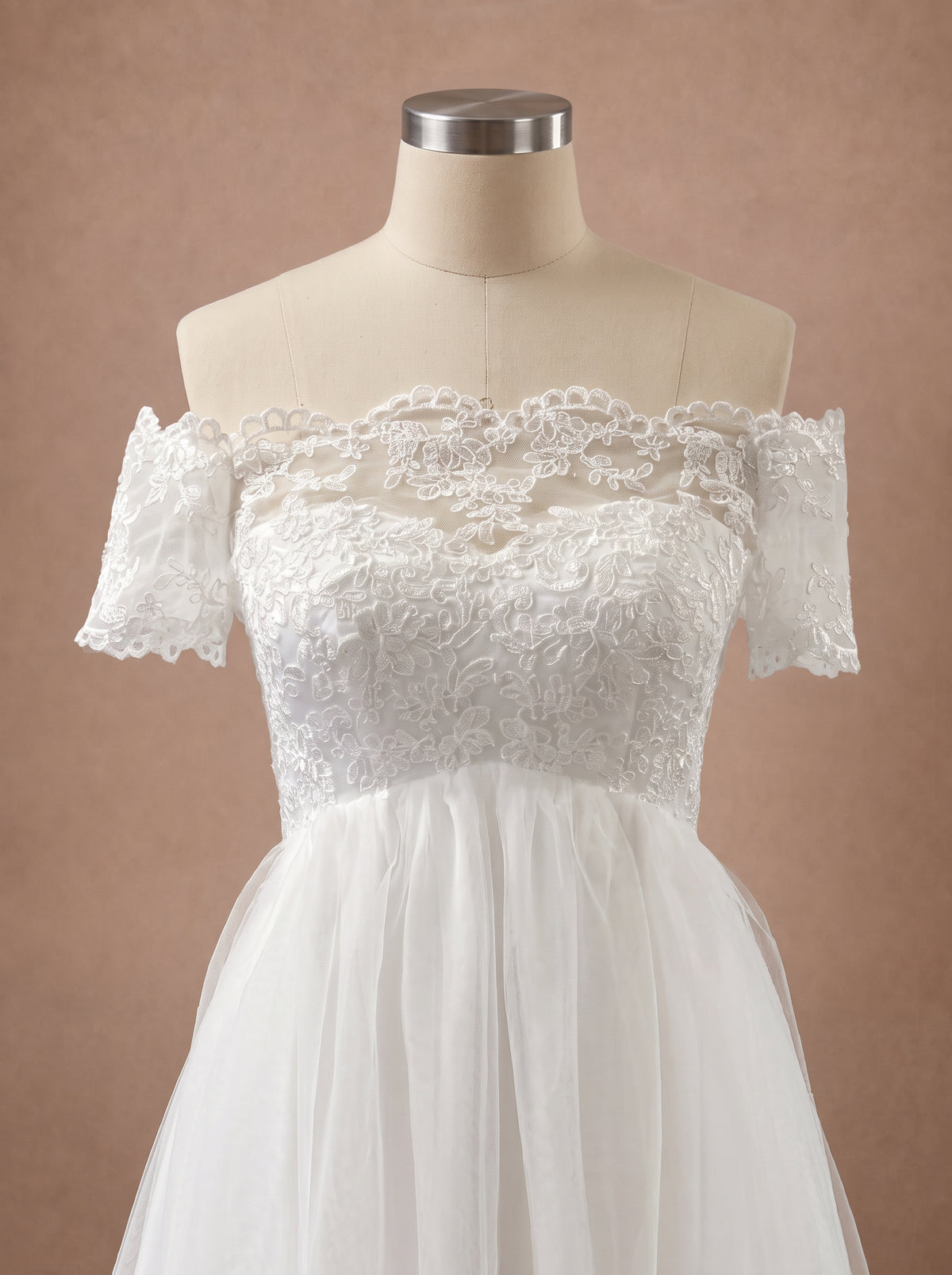 Robe de mariée empire grossesse épaules dénudées — Mannequin — détail buste