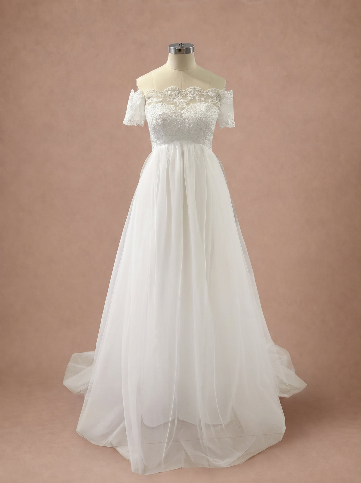 Robe de mariée empire grossesse épaules dénudées — Mannequin — face entière