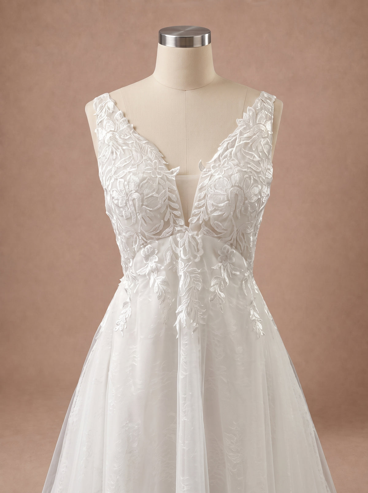 Robe de mariée empire grossesse ivoire en dentelle — Mannequin — détail buste