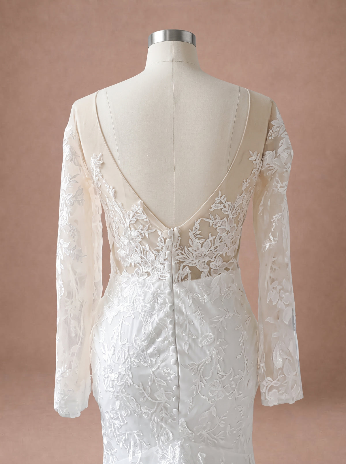 Robe de mariée espagnole sirène à décolleté plongeant — Mannequin — détail dos