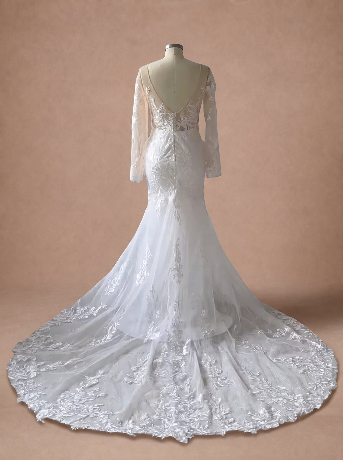 Robe de mariée espagnole sirène à décolleté plongeant — Mannequin — dos entier