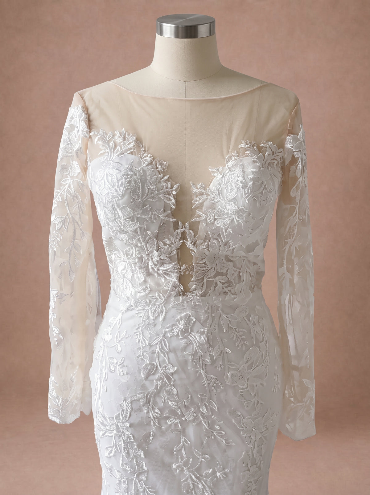 Robe de mariée espagnole sirène à décolleté plongeant — Mannequin — détail buste