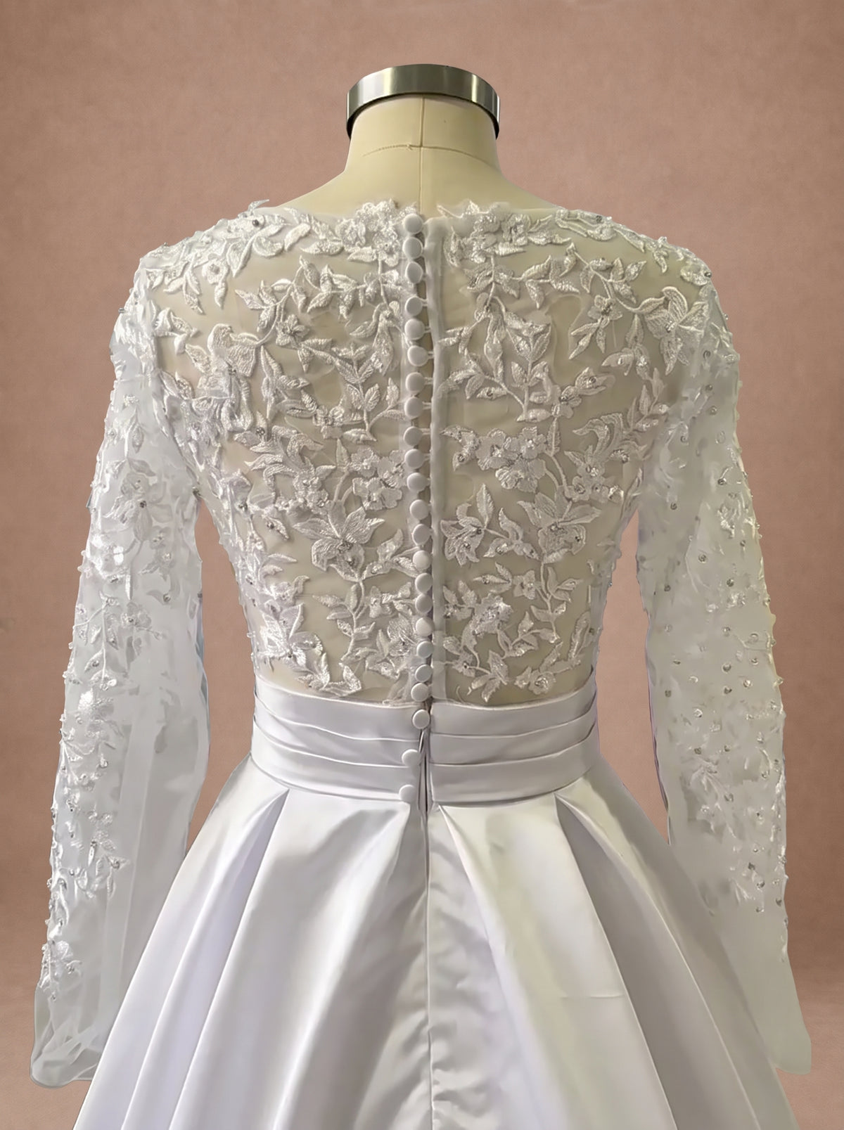 Robe de mariée femme forte en satin — Mannequin — détail dos