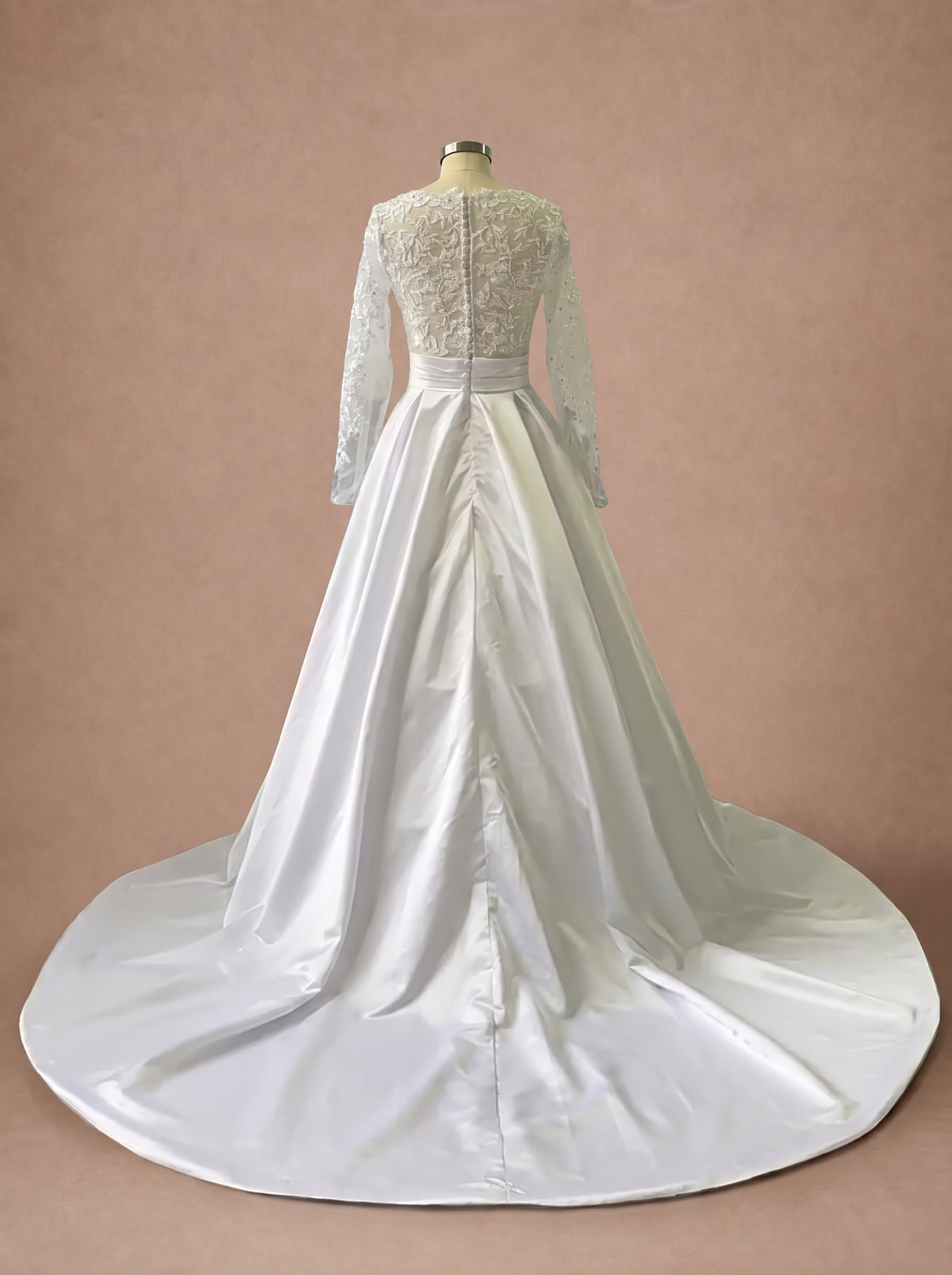 Robe de mariée femme forte en satin — Mannequin — dos entier