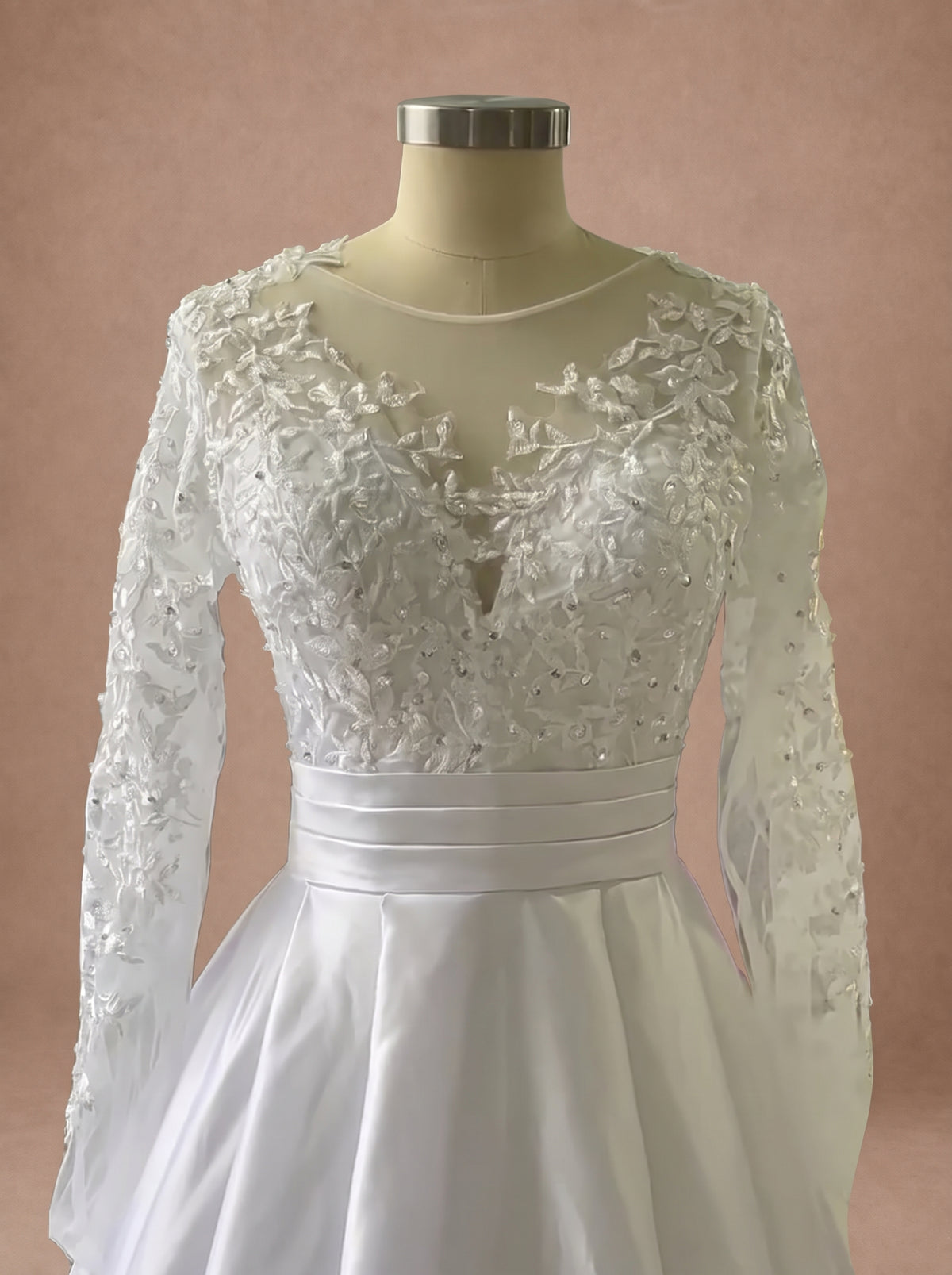 Robe de mariée femme forte en satin — Mannequin — détail buste