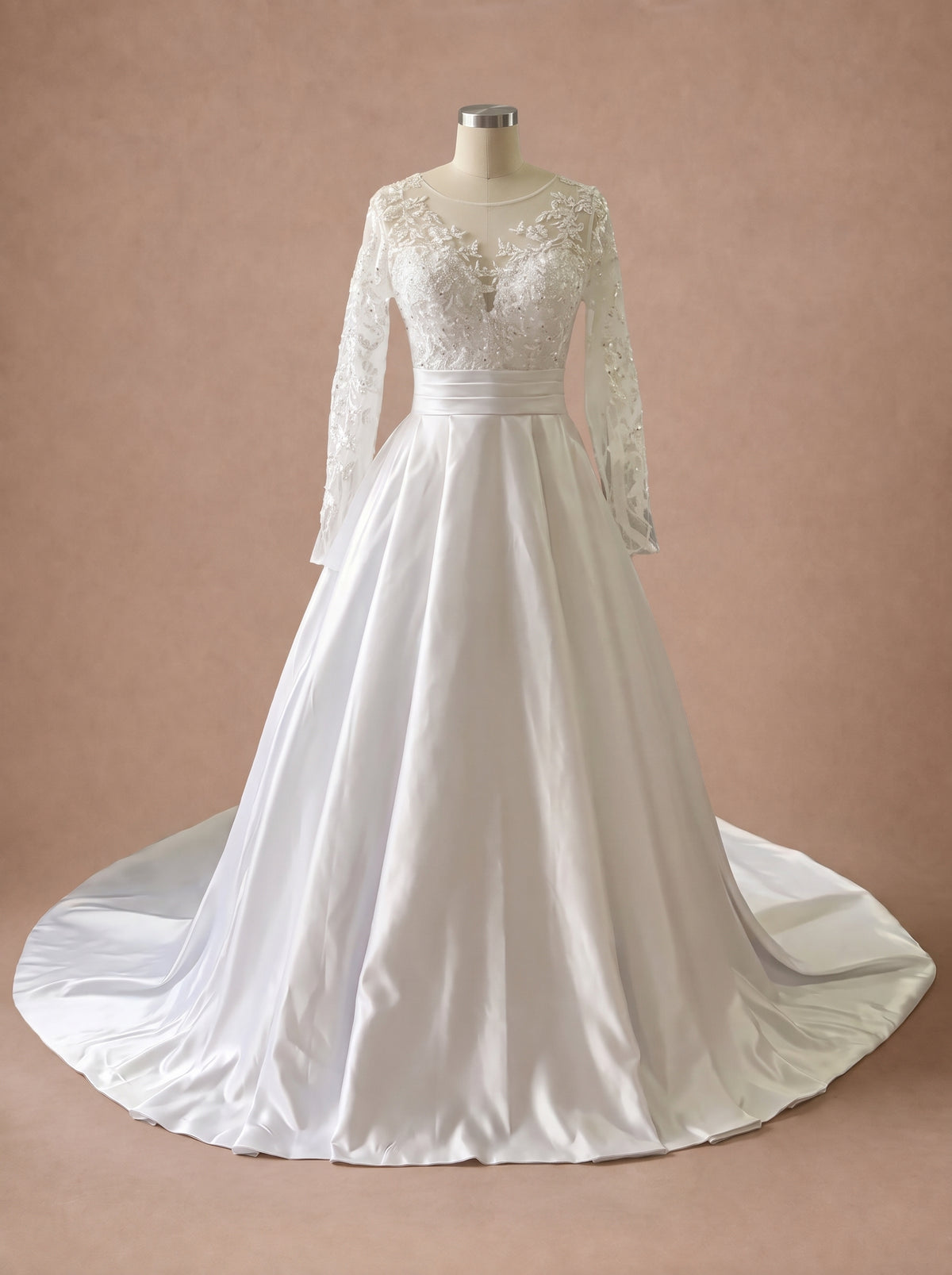 Robe de mariée femme forte en satin — Mannequin — face entière