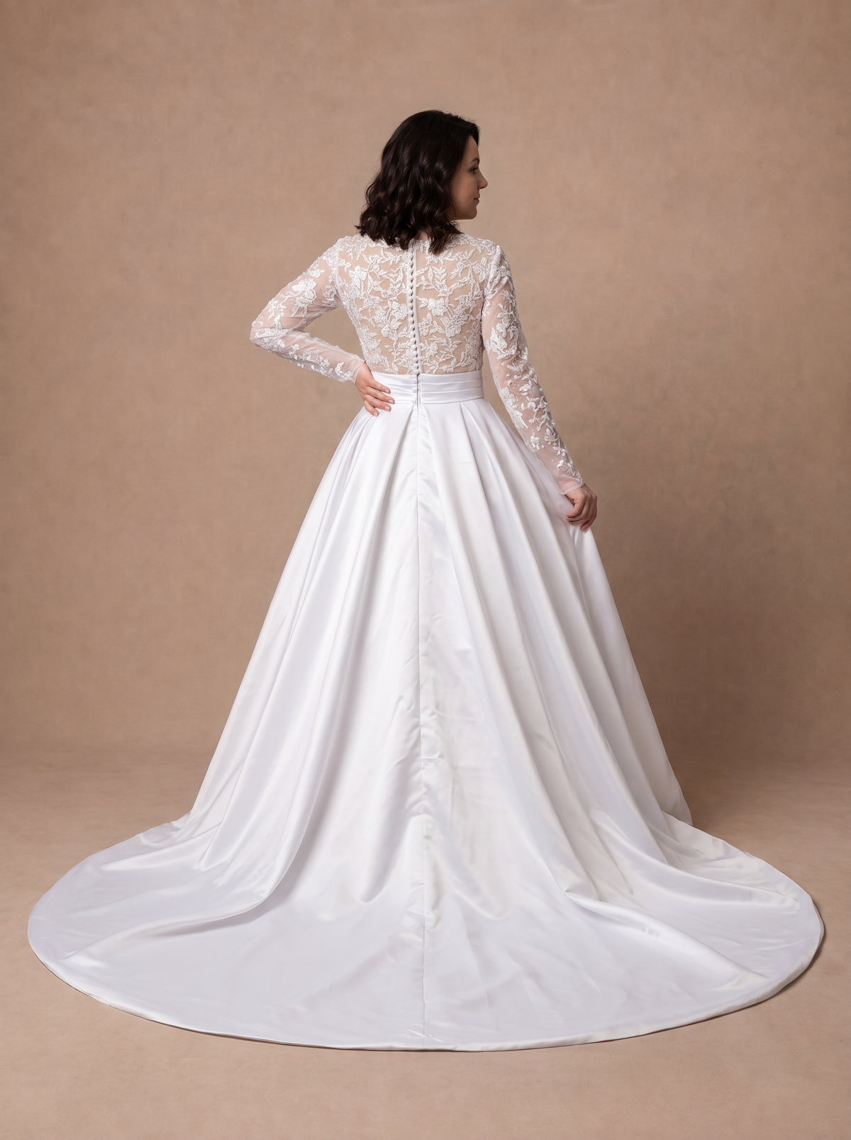 Robe de mariée femme forte en satin — Modèle — dos