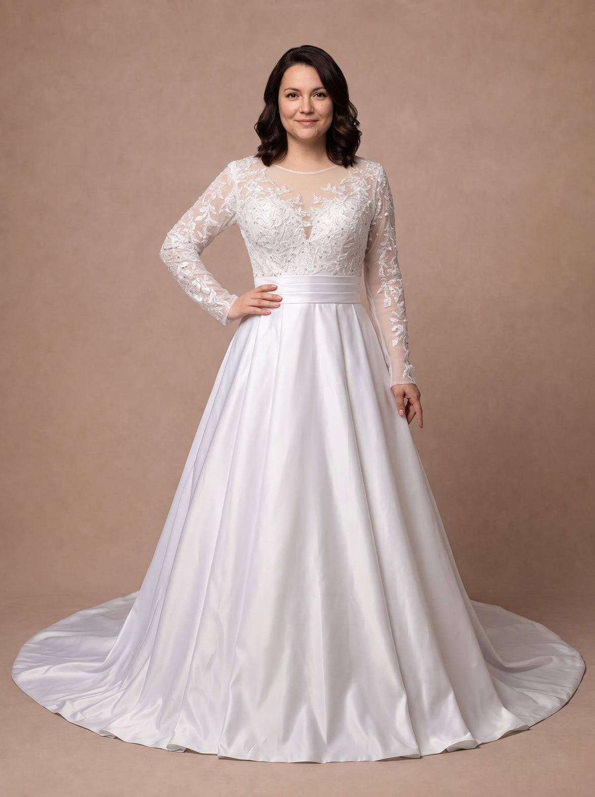 Robe de mariée femme forte en satin — Modèle — face