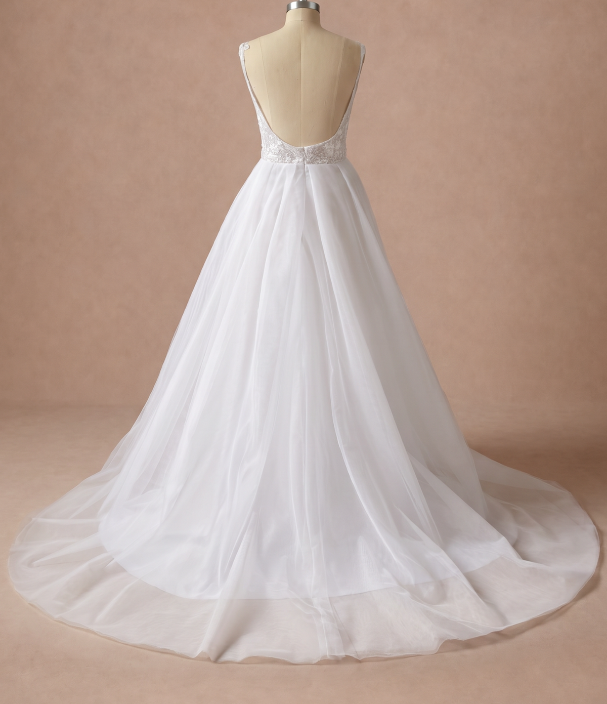 Robe de mariée bohème fluide à encolure carrée — Mannequin — dos entier