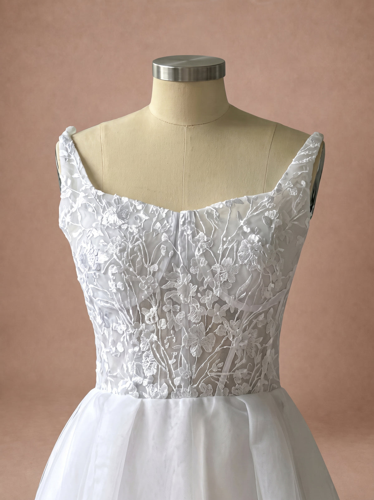 Robe de mariée bohème fluide à encolure carrée — Mannequin — détail buste