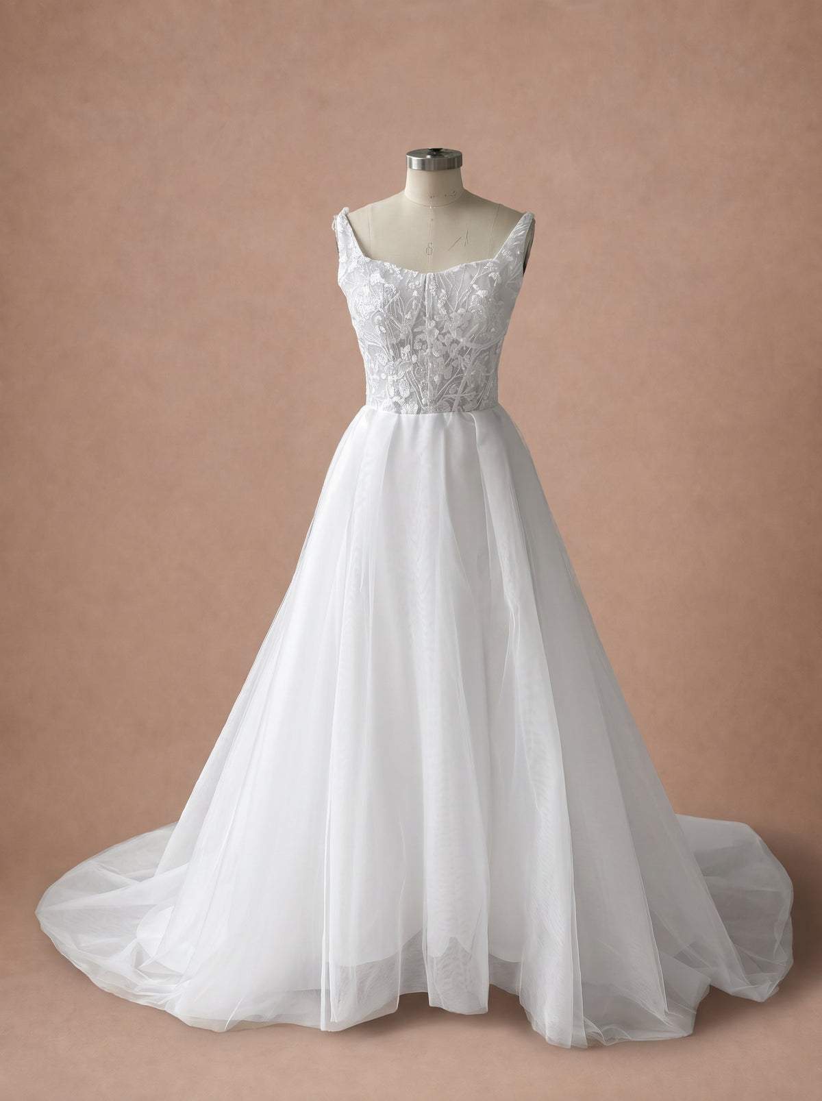 Robe de mariée bohème fluide à encolure carrée — Mannequin — face entière