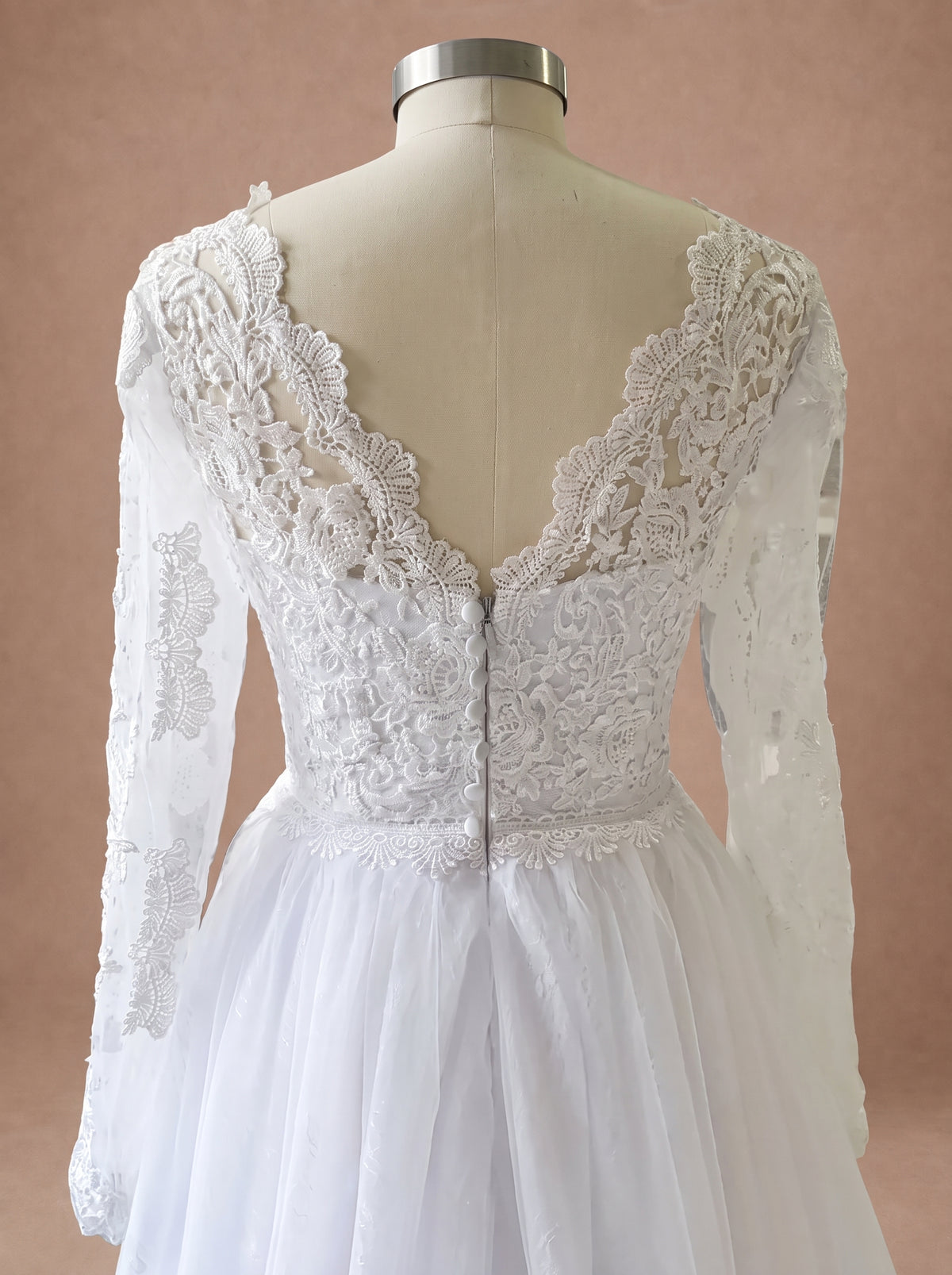 Robe de mariée fluide femme ronde à manches longues — Mannequin — détail dos