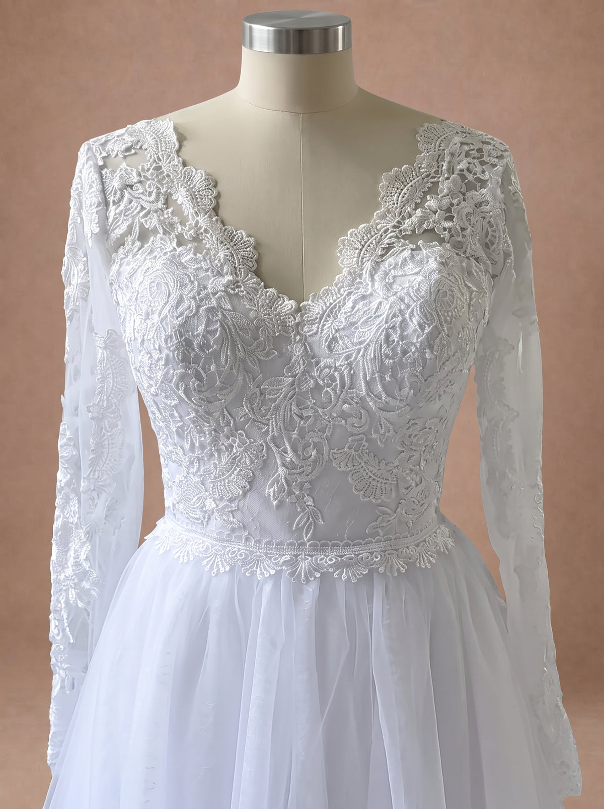 Robe de mariée fluide femme ronde à manches longues — Mannequin — détail buste