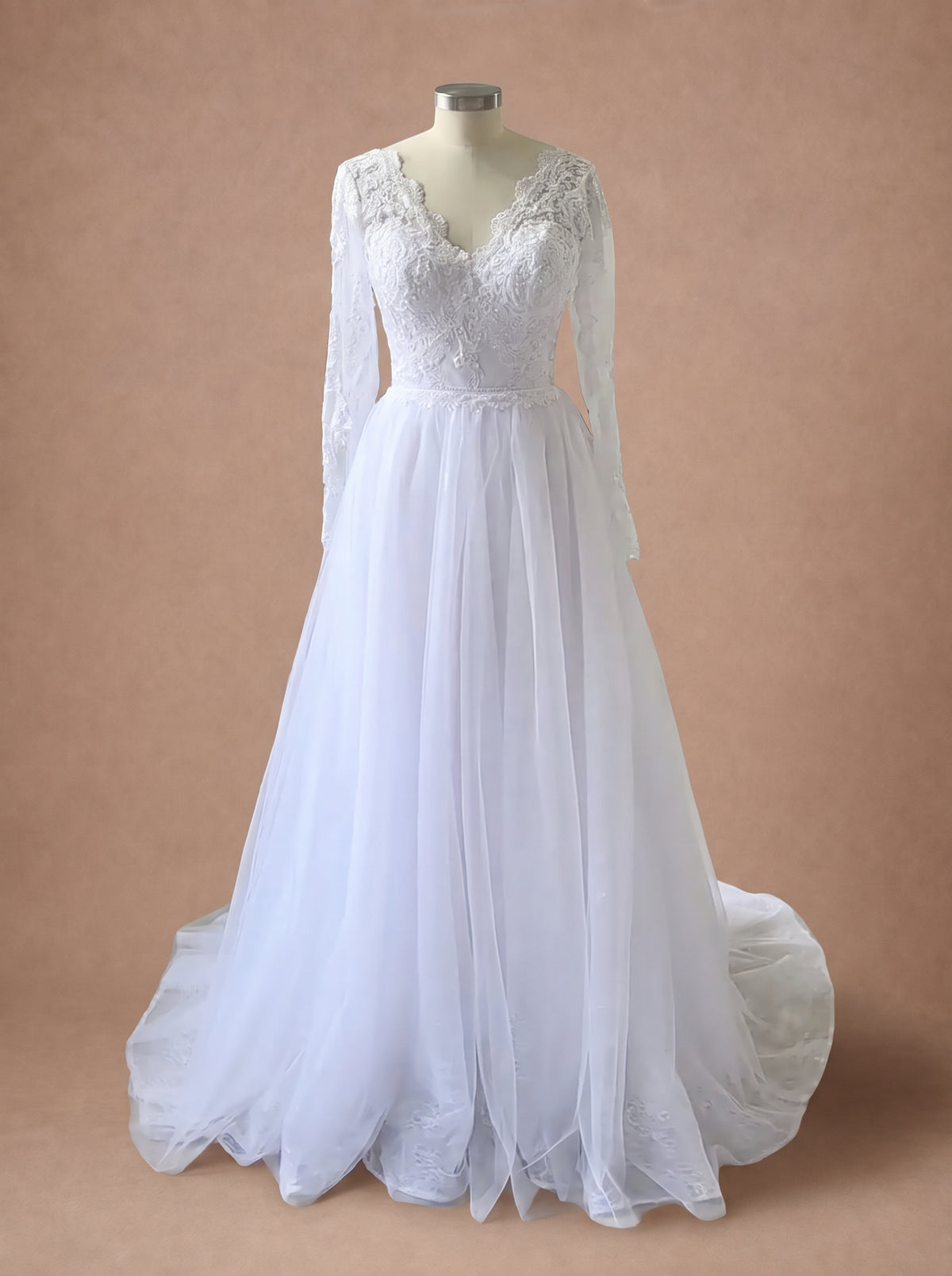 Robe de mariée fluide femme ronde à manches longues — Mannequin — face entière