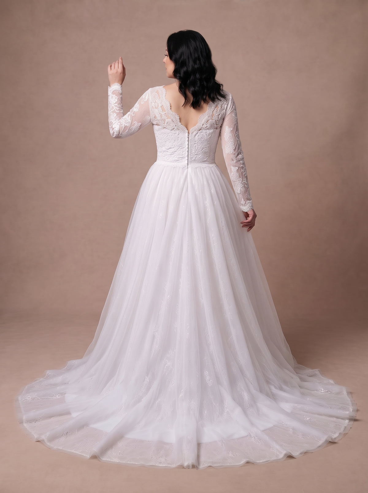 Robe de mariée fluide femme ronde à manches longues — Modèle — dos