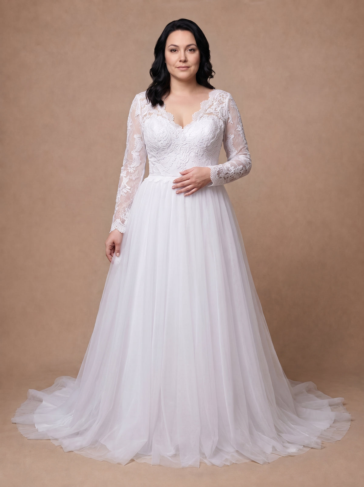 Robe de mariée fluide femme ronde à manches longues — Modèle — face